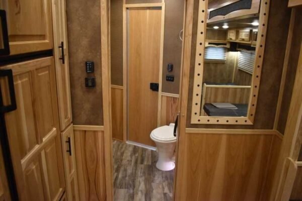 2021 Lakota Bighorn 8418GLQUG 4 Horse Trailer with 18' Short Wall - Image 13
