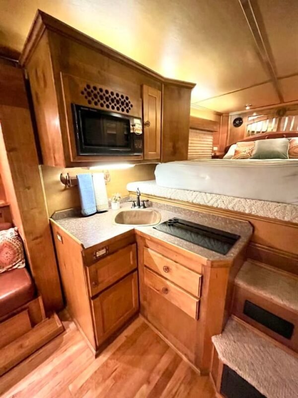 2005 Bloomer 4h Lq/Side Reverse Load/Full Rear Tack - Image 6