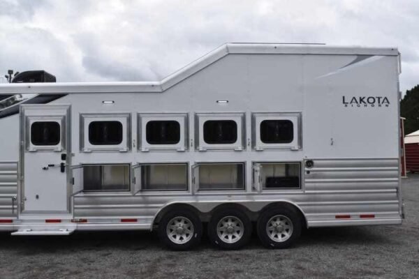 2021 Lakota BigHorn 8519TBB 5 Horse Trailer with 19' Short Wall - Image 10