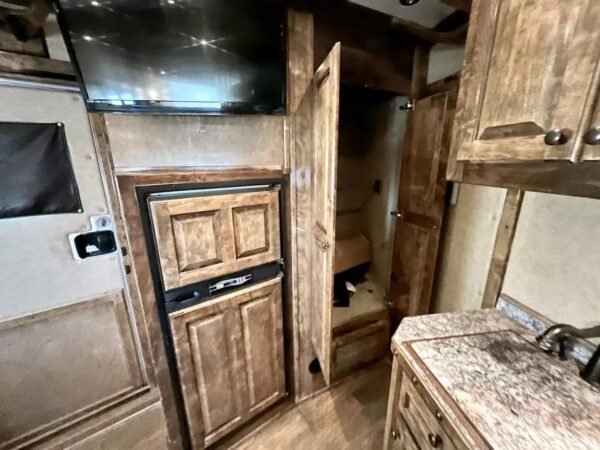 Used 2013 Bloomer 4 Horse 16' LQ, 7'Slide, Air Ride, Pod, Mister/Water Sys  Air ride, HWH Slide, Integrated Pod - Image 16