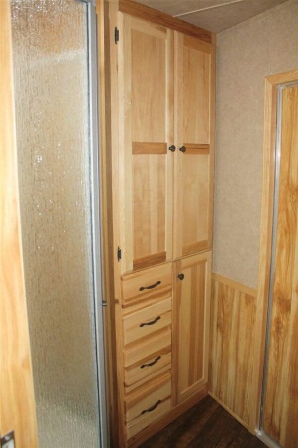 2019 Lakota Charger 4 Horse LQ with 15' Short Wall - Image 23