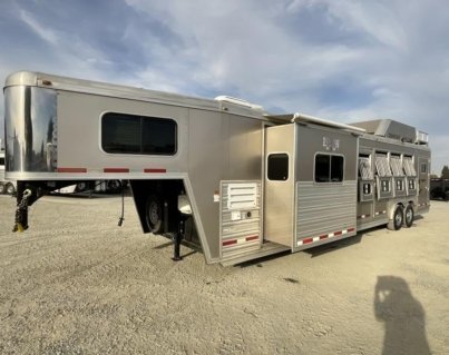 PRE-OWNED_2014_Logan_Coach_RAZ4GNHDLQ_4_Horse_Razor_GN_Horse_TrailerWITH_WALK_IN_CLOSET_48m8cikkoqni.jpg